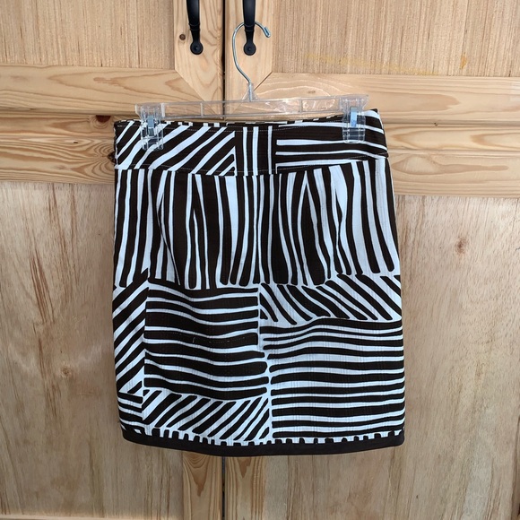 Ann Taylor brown/off white zebra printed pencil skirt size 0 - Picture 2 of 3
